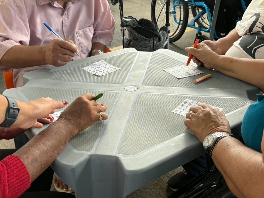 idosos durante o bingo da cidadania