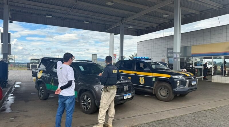 equipes da ANP e PRF durante fiscalização em postos de combustíveis em rodovias