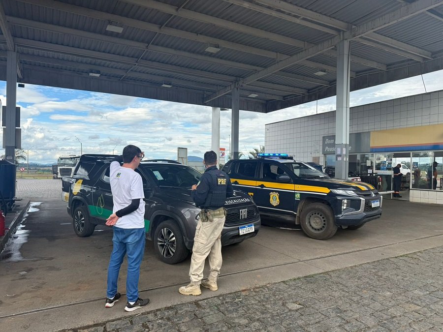 equipes da ANP e PRF durante fiscalização em postos de combustíveis em rodovias