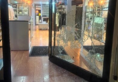 Polícia procura por ladrões que furtaram e danificaram vitrines de lojas no centro