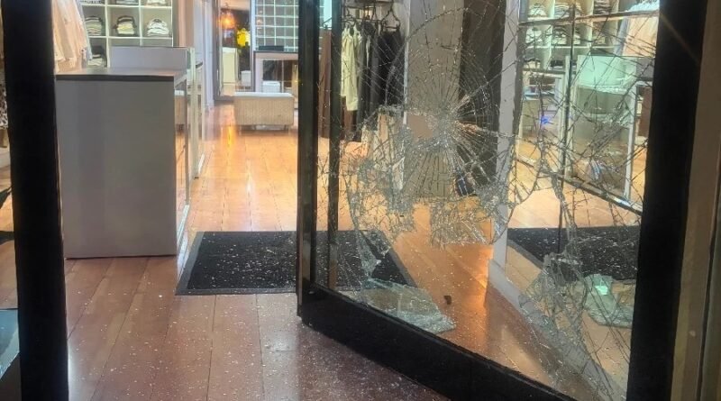 Polícia procura por ladrões que furtaram e danificaram vitrines de lojas no centro