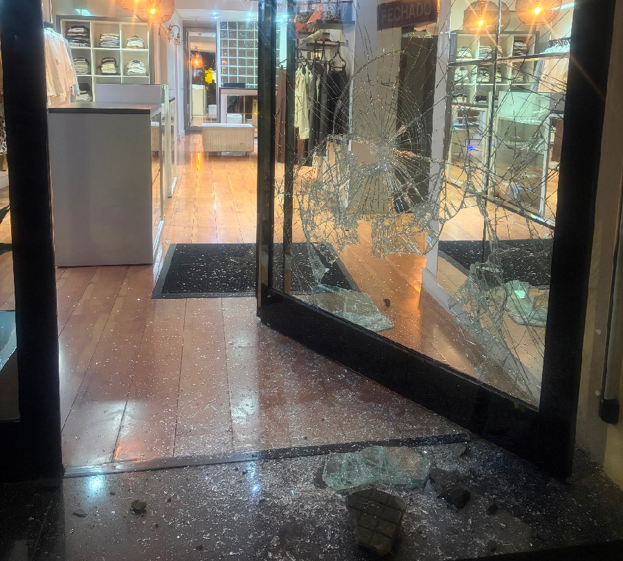 loja com vitrine e portas danificadas durante furto no centro de Poços de Caldas