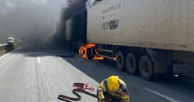 bombeiros durante combate a incêndio em carreta na Fernão Dias