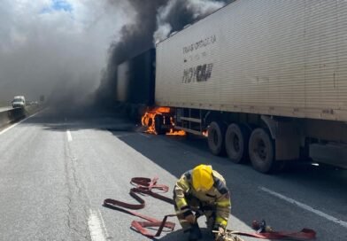 bombeiros durante combate a incêndio em carreta na Fernão Dias