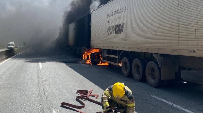 bombeiros durante combate a incêndio em carreta na Fernão Dias