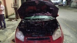 carro incendiado na zona leste
