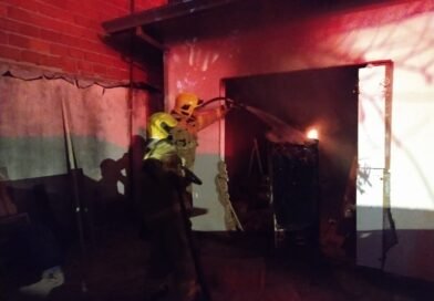 bombeiros combatendo incêndio em uma geladeira