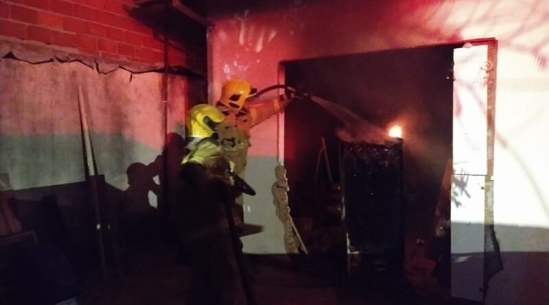bombeiros combatendo incêndio em uma geladeira