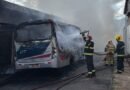 bombeiros combatendo incêndio em ônibus em Varginha
