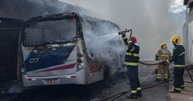 bombeiros combatendo incêndio em ônibus em Varginha