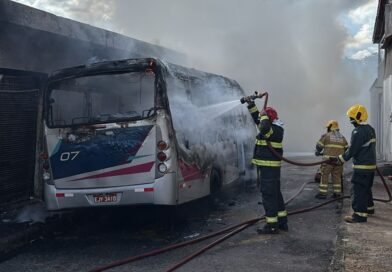 bombeiros combatendo incêndio em ônibus em Varginha