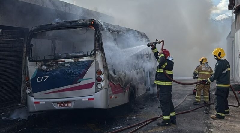 bombeiros combatendo incêndio em ônibus em Varginha