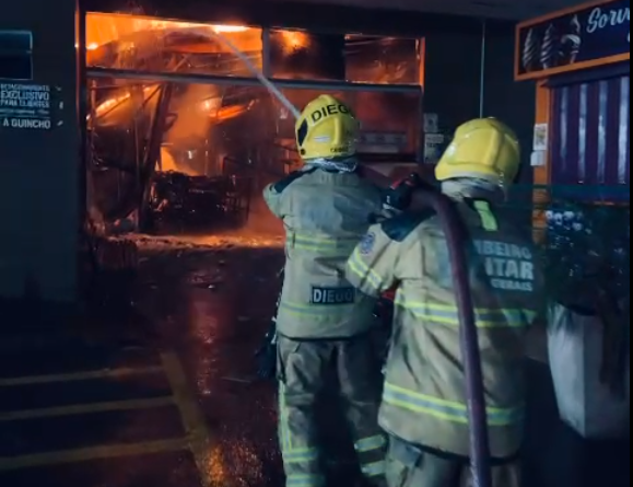bombeiros combatendo incêndio em supermercado em Pouso Alegre