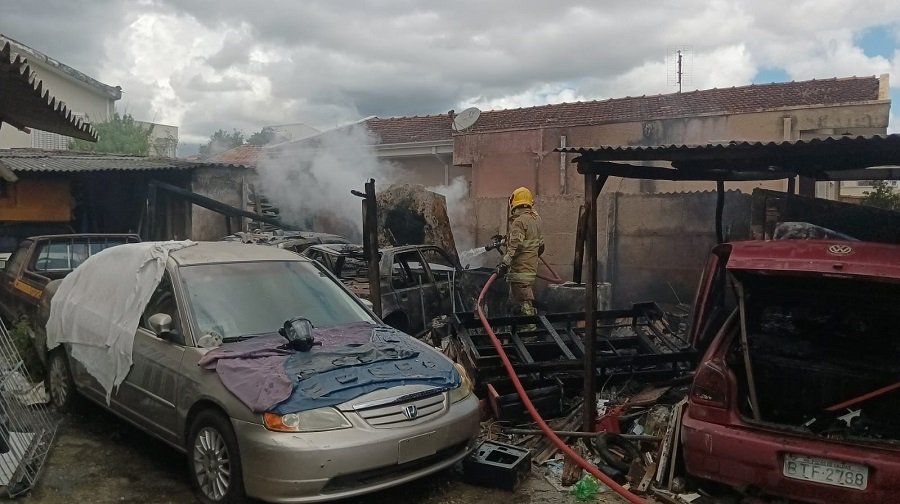 bombeiros combatendo incêndio em veículos em Poços de Caldas