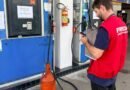 fiscal do Procon Municipal durante a interdição de bombas de gasolina em posto de combustíveis em Poços de Caldas-mg