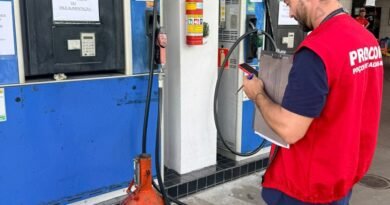 fiscal do Procon Municipal durante a interdição de bombas de gasolina em posto de combustíveis em Poços de Caldas-mg