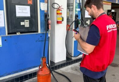 fiscal do Procon Municipal durante a interdição de bombas de gasolina em posto de combustíveis em Poços de Caldas-mg