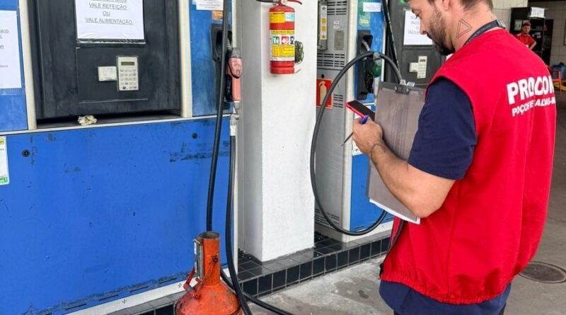 fiscal do Procon Municipal durante a interdição de bombas de gasolina em posto de combustíveis em Poços de Caldas-mg