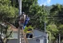 eletricistas retirando fiação inativa de postes de iluminação pública