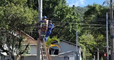 eletricistas retirando fiação inativa de postes de iluminação pública