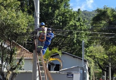 eletricistas retirando fiação inativa de postes de iluminação pública