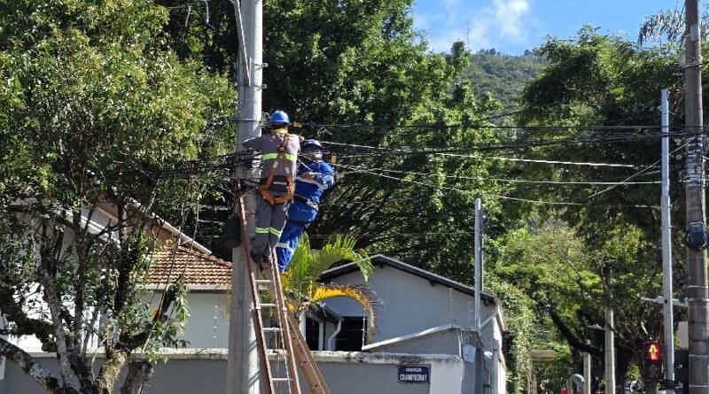 eletricistas retirando fiação inativa de postes de iluminação pública