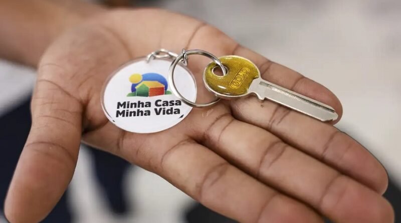 mão segurando uma chave do programa Minha Casa Minha Vida