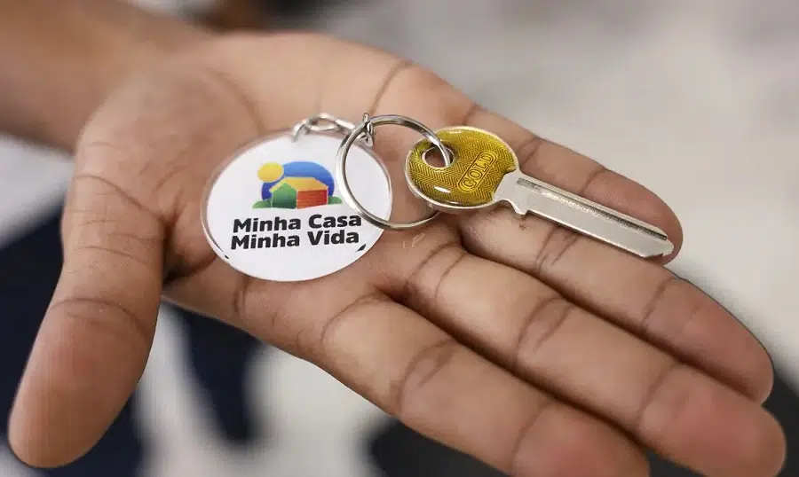 mão segurando uma chave do programa Minha Casa Minha Vida