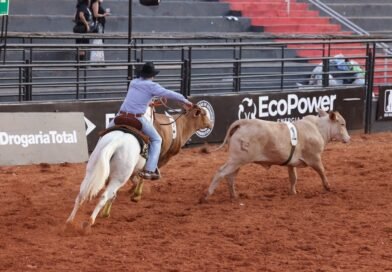 peão em montaria de rodeio
