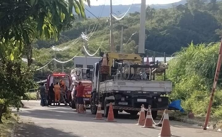 equipes do bombeiro atendendo trabalhador vitima de descarga elétrica em Andradas