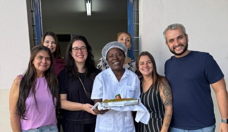 merendeira Aparecida de Fátima dos Santos com o nhoque de forno