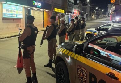 Policiais militares durante operaçao antiexplosão na regiao