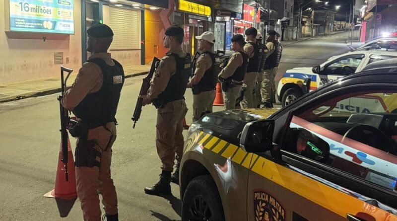 Policiais militares durante operaçao antiexplosão na regiao