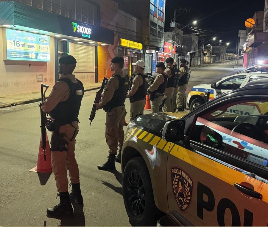 Policiais militares durante operaçao antiexplosão na regiao