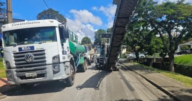 maquinas trabalhando na pavimentação da avenida santo antônio