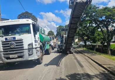 maquinas trabalhando na pavimentação da avenida santo antônio
