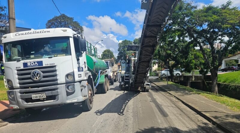 maquinas trabalhando na pavimentação da avenida santo antônio