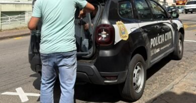 policial civil durante prisão de homem acusado de violência doméstica