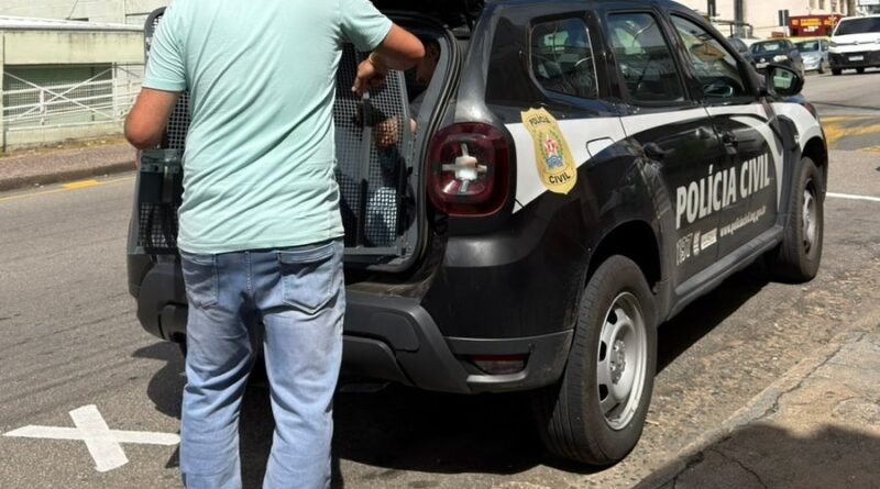 policial civil durante prisão de homem acusado de violência doméstica