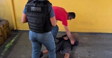 equipe da DEAM durante a prisão de um homem que atirou contra a ex-companheira