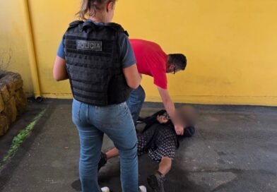 equipe da DEAM durante a prisão de um homem que atirou contra a ex-companheira