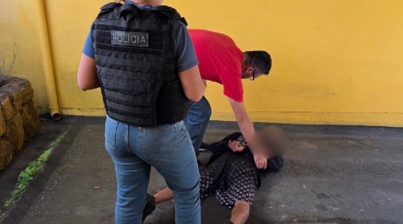 equipe da DEAM durante a prisão de um homem que atirou contra a ex-companheira