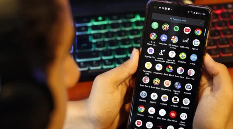 tela de celular com aplicativos de redes sociais