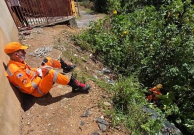 bombeiros durante resgate de pedestre que caiu em ribanceira em Poços de Caldas