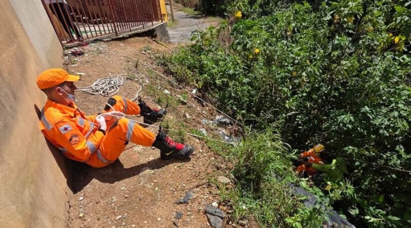 bombeiros durante resgate de pedestre que caiu em ribanceira em Poços de Caldas