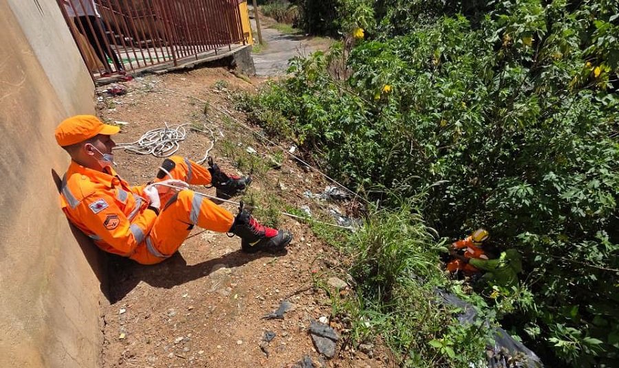 bombeiros durante resgate de pedestre que caiu em ribanceira em Poços de Caldas