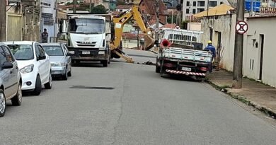equipe do Dmae durante manutenção de rede no Country Club