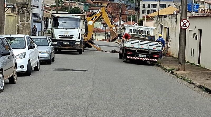 equipe do Dmae durante manutenção de rede no Country Club
