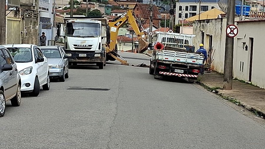 equipe do Dmae durante manutenção de rede no Country Club
