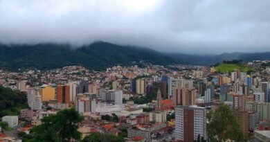 vista panorâmica do centro de Poços de Caldas com tempo fechado